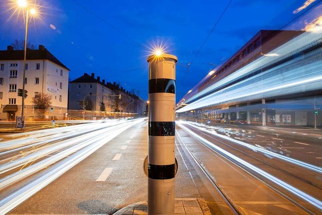 Eine Blitzsule mit kombinierter berw...digkeit an einer Kreuzung in Nrnberg.  | Foto: Daniel Karmann (dpa)