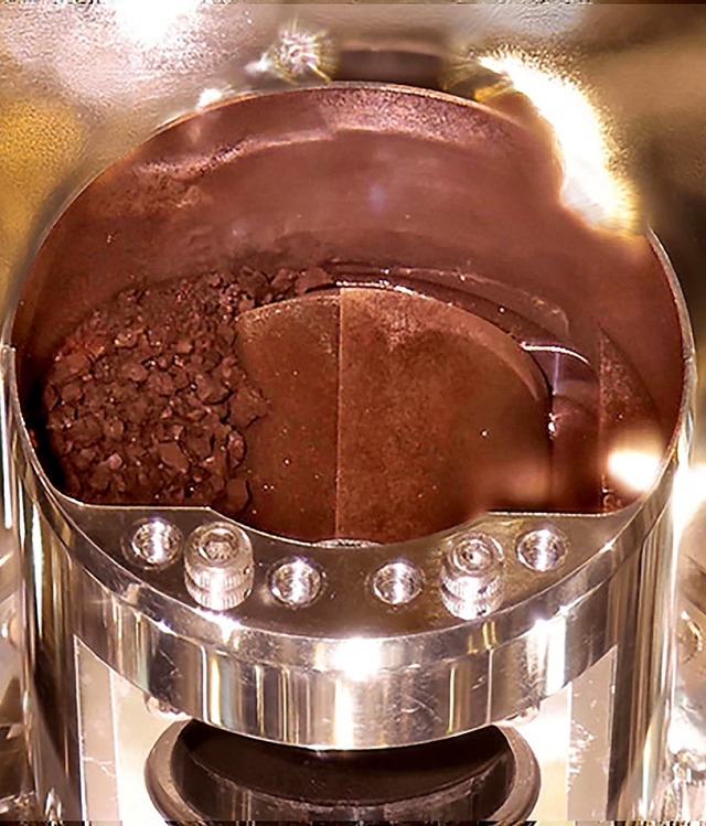 Sieht wie Kaffeepulver aus: Gesteinsprobe von Ryugu.  | Foto: HANDOUT (AFP)