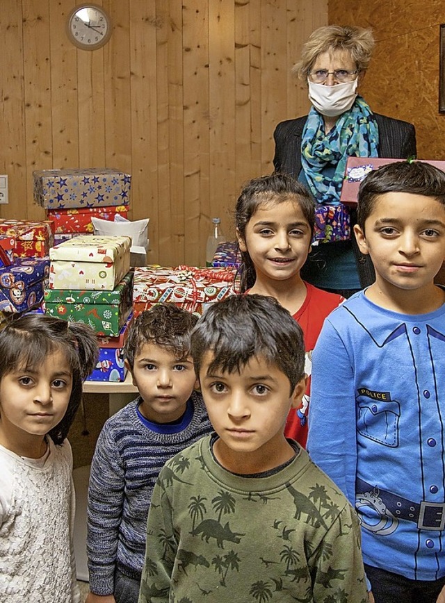 Die Kinder in der Flchtlingsunterkunf... Geschenke, hinten steht Andrea Menne.  | Foto: privat