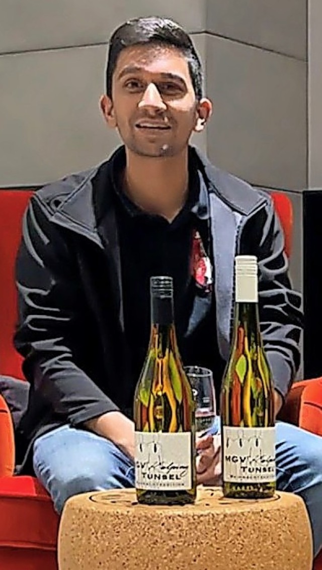 Kevin Spth mit Weinflaschen, die ein eigens kreiertes MGV-Etikett ziert   | Foto: privat