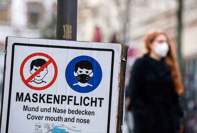 Kritiker der Corona-Politik missfllt unter anderem die Maskenpflicht.  | Foto: Boris Roessler (dpa)
