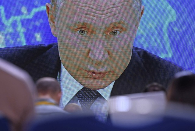 Putin steht Rede und Antwort. Den Fall...nennt er eine &#8222;Mllkippe&#8220;.  | Foto: NATALIA KOLESNIKOVA (AFP)