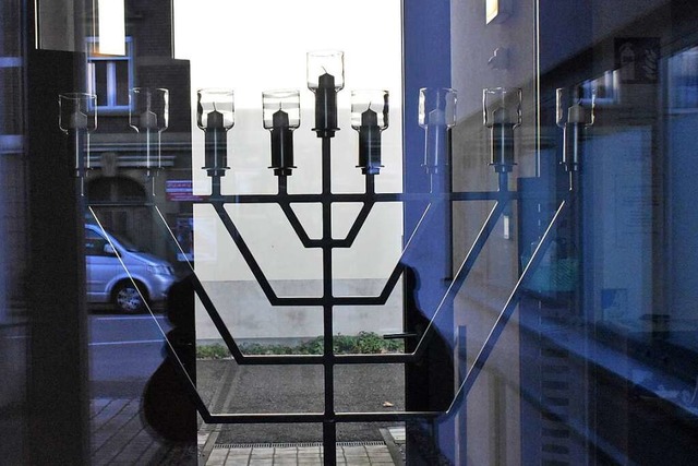 Der Chanukkia-Leuchter im Foyer der Synagoge  | Foto: Thomas Loisl Mink