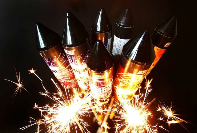 Eine nicht ganz ungefhrliche Tradition: das private Feuerwerk zu Silvester.  | Foto: Roland Weihrauch