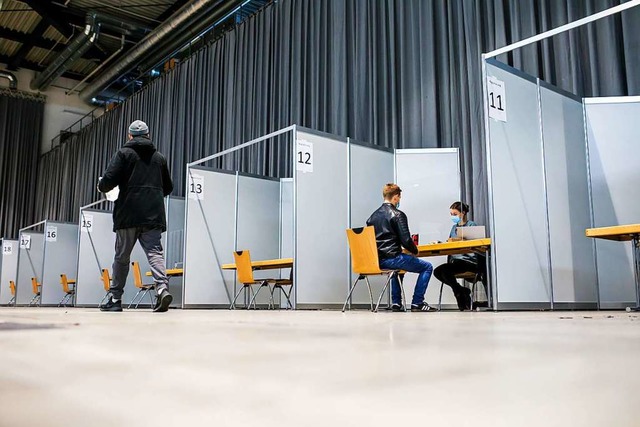 Probelauf mit Studierenden im knftigen Freiburger Impfzentrum  | Foto: Philipp von Ditfurth (dpa)