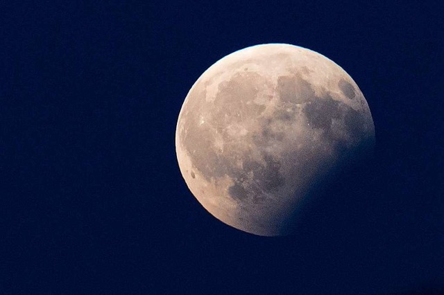 Der Mond war einst ein glhender Brocken aus Gestein.  | Foto: Sven Hoppe (dpa)