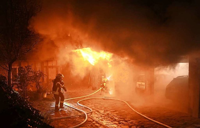 Die Feuerwehr kmpfte am Dienstagabend in Nonnenweier gegen die Flammen.   | Foto: Wolfgang Knstle