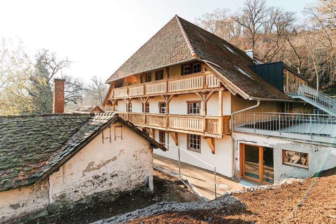 Im Meierhof und seinen Anbauten entsta...uf dem Dach liegen historische Ziegel.  | Foto: Johannes Meger Photography