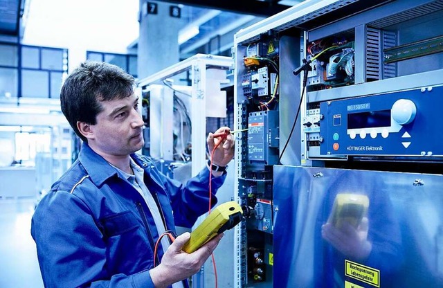 Ein Httinger-Mitarbeiter prft Generatoren.   | Foto: Httinger