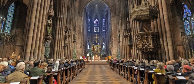 Volle Kirchenbnke wie hier im Freibur...pfehlen stattdessen Hausgottesdienste.  | Foto: Patrick Seeger (dpa)