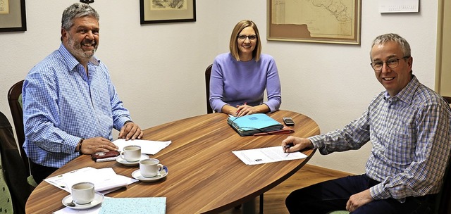 Brgermeister Michael Scharf (links) m...sowie  Hauptamtsleiter Harald Heini.    | Foto: Gudrun Deinzer