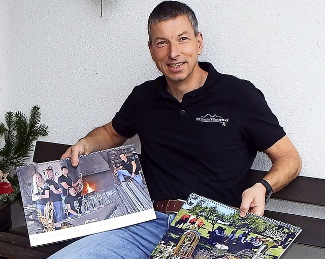 Der Jubilumskalender des MV Alpenblic...tzenden Holger Albiez bestellt werden.  | Foto: Wolfgang Adam