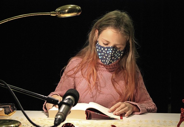 Die Schler lasen mit Maske und Mikrofon   | Foto: Michael Ohnemus