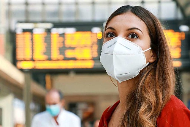 Eine Frau trgt eine Corona-Pandemie-A...Maske nach chinesischem Standard KN95.  | Foto: zigres  (stock.adobe.com)
