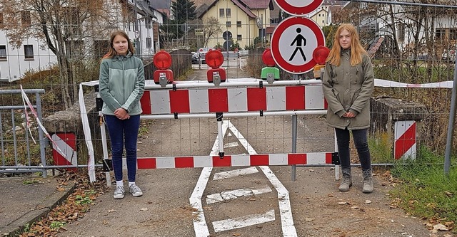 Die beiden 13-jhrigen Gurtweiler Sch...ther vor der gesperrten Schlchtbrcke  | Foto: privat