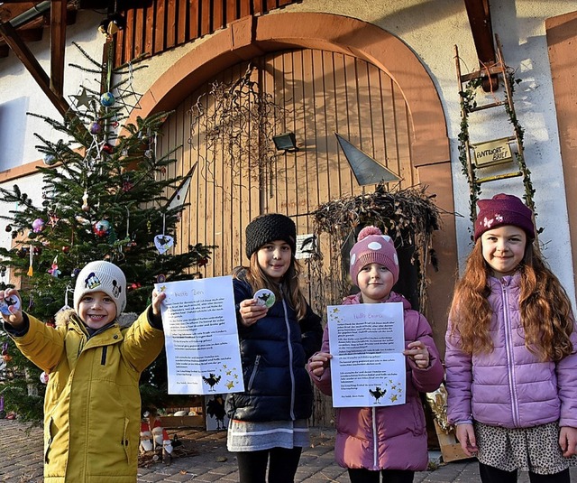 Gro war die Freude der Kinder, als si...rten vom Christkind in Hnden hielten.  | Foto: Heinz und Monika Vollmar