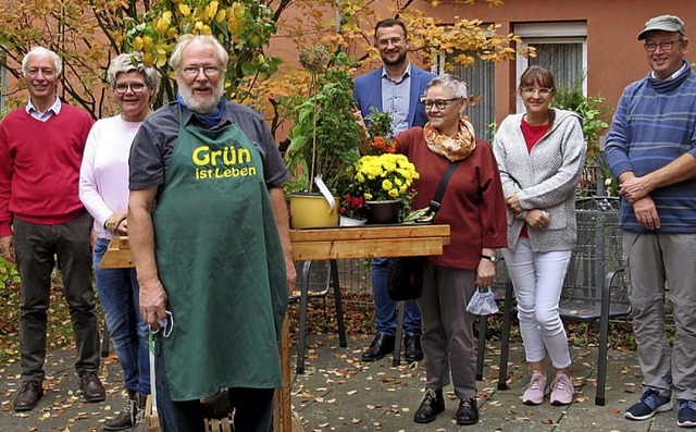 Gartentherapeut Hartmut Pradt (mit Schrze) sagte Adieu.   | Foto: kursana