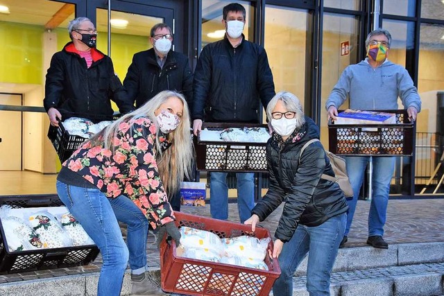 240 Christstollen aus dem Erzgebirge l...11; im Tausch gab es 90 Weinkartons.    | Foto: Andrea Steinhart