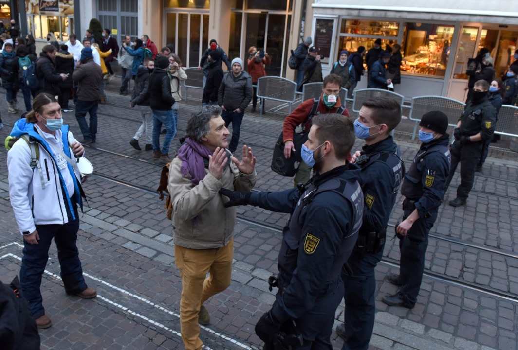 Die Polizei stoppt &#8222;Querdenken&#8220;-Demonstranten...  | Foto: Rita Eggstein