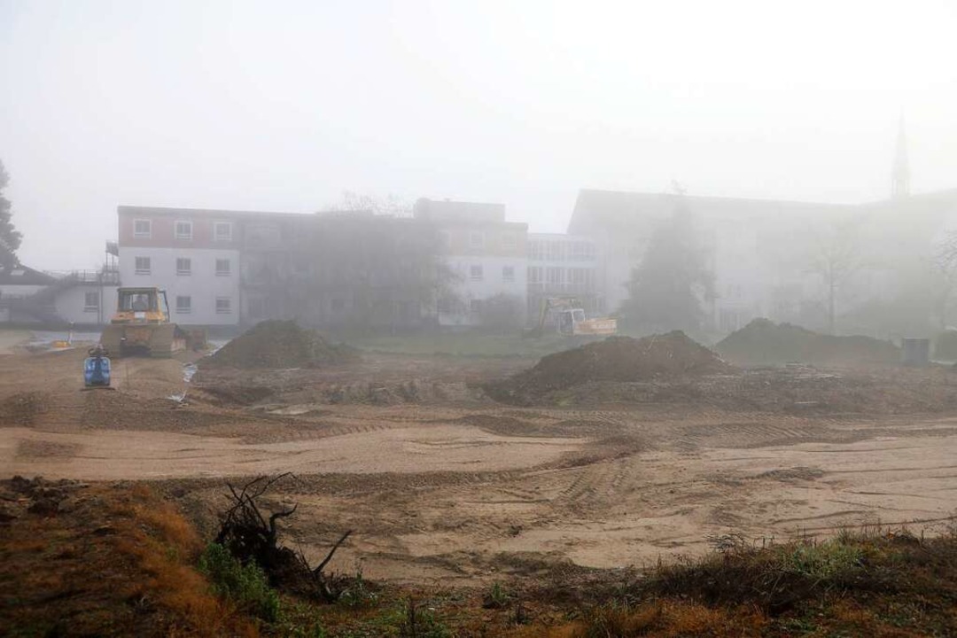 Fast unsichtbar war im Nebel am Freita...en fr den neuen Anbau haben begonnen.  | Foto: Christoph Breithaupt