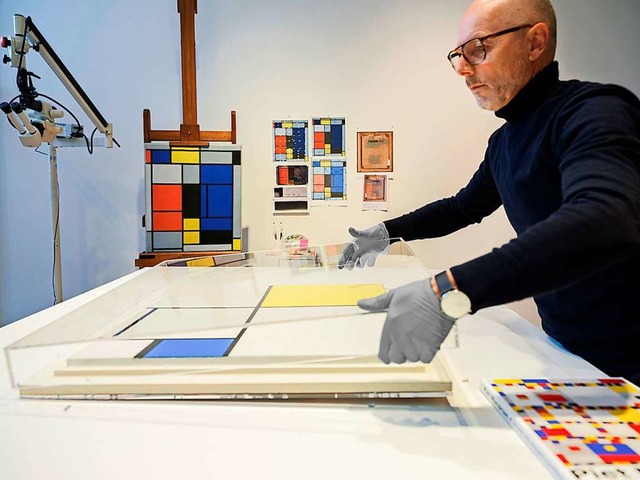 Restaurator Markus Gross untersucht be... eines der spten Werke des Knstlers.  | Foto: Fondation Beyeler/Werke Mondrian/Holtzman Trust