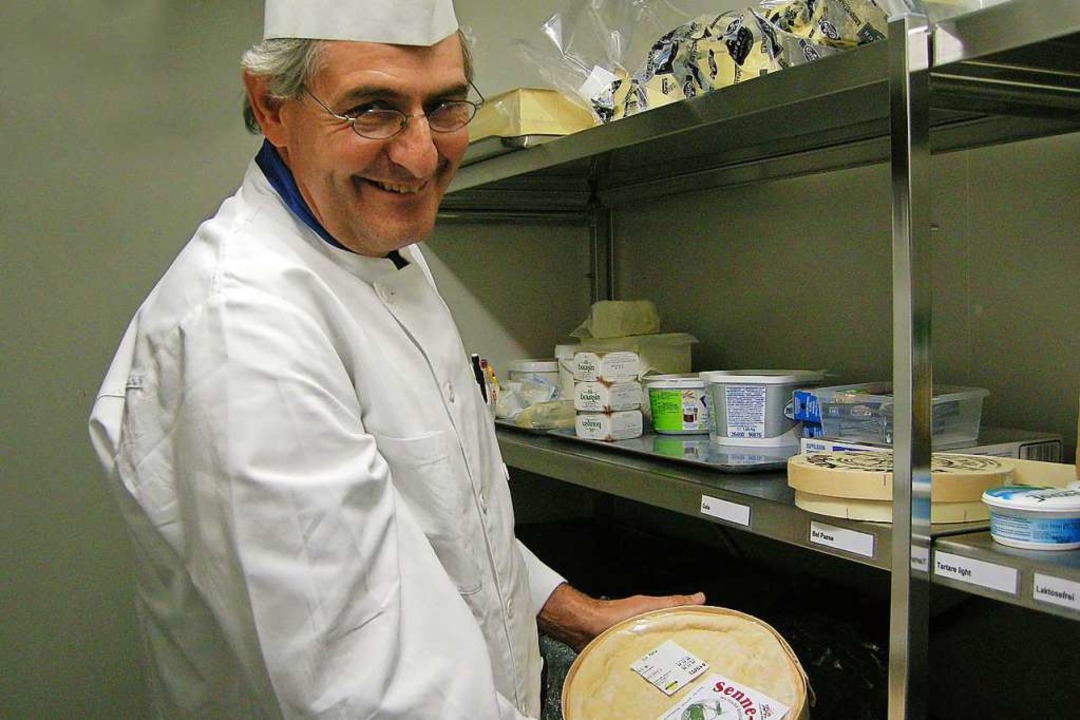 Küchenchef Markus Walter präsentiert sein   80-Käse-Sortiment   | Foto: abel