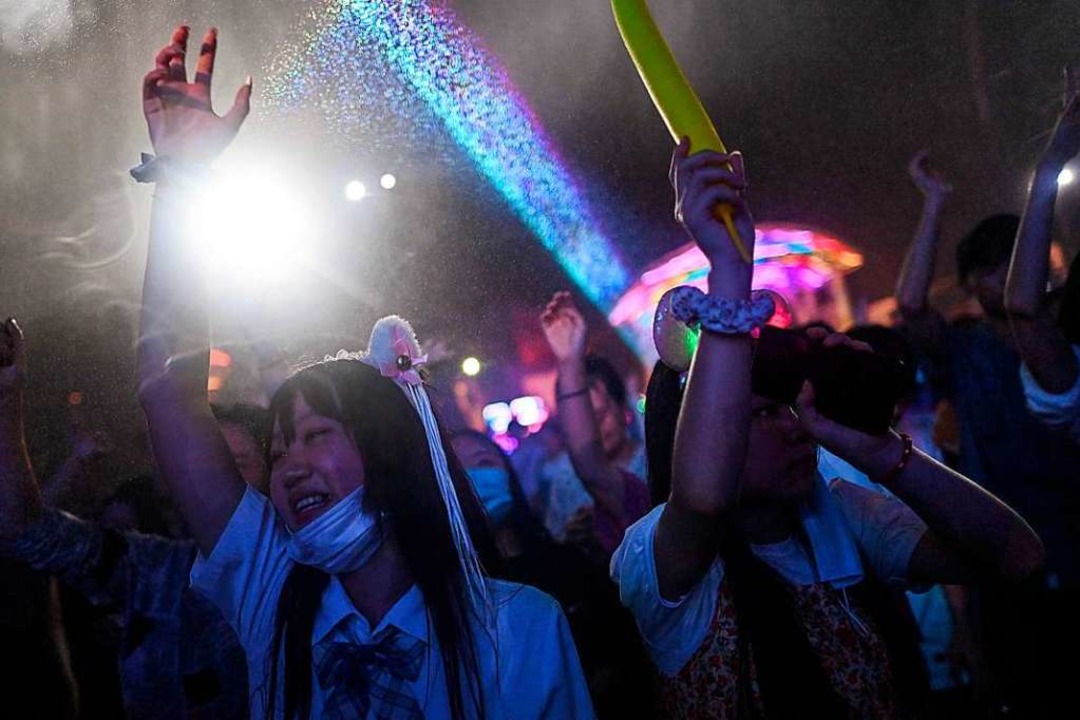 Bereits im Sommer ist der Kulturbetrie...stivals tanzen und feiern ausgelassen.  | Foto: HECTOR RETAMAL (AFP)