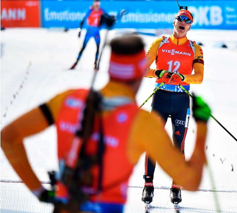 Arnd Peiffer schaut zu, wie Teamkolleg...oll (rechts) die Ziellinie überquert.   | Foto: BARBARA GINDL (AFP)