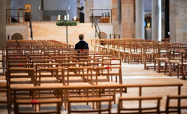 Alleine beten geht. Schwieriger wird e...s gemeinsame Feiern geht (Symbolfoto).  | Foto: Julian Stratenschulte (dpa)