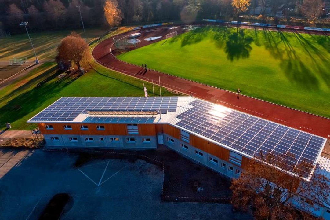 Vita Energiegenossenschaft nimmt die P...en Clubhaus im Jahnstadion in Betrieb.  | Foto: Vita Energiegenossenschaft