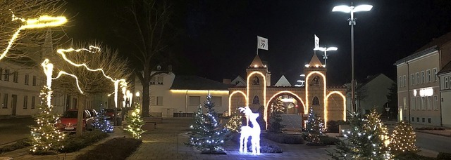 Der weihnachtlich geschmckte Marktplatz in Trebbin   | Foto: Ina Schulze