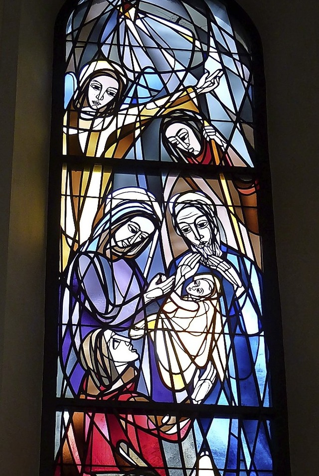 Die heilige Familie auf einem Fenster der evangelischen Kirche  | Foto: Evangelisches Pfarramt