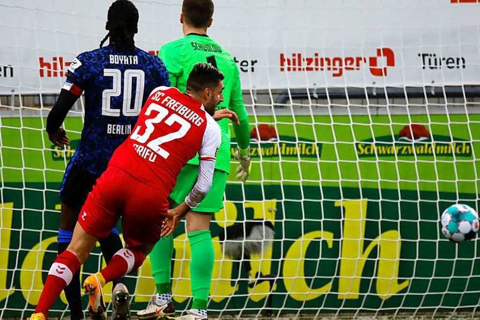 Mit dem dritten Sieg in Folge verabschiedet sich der SC Freiburg in die verkürzte Winterpause – muss aber zuvor noch ein Pokalspiel gegen Stuttgart bestreiten. (Foto: Philipp von Ditfurth (dpa)) Mit dem dritten Sieg in Folge verabschiedet sich der SC Freiburg in die verkürzte Winterpause – muss aber zuvor noch ein Pokalspiel gegen Stuttgart bestreiten. (Foto: Philipp von Ditfurth (dpa))