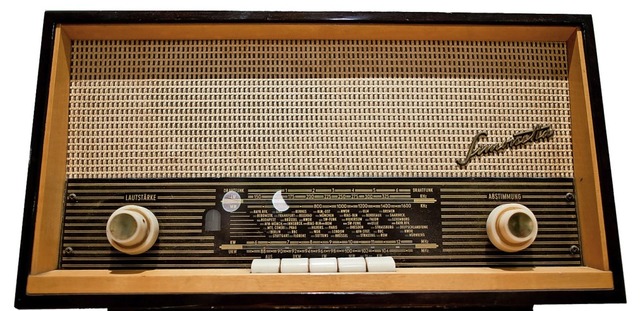 Ist heute museal: Radiogert aus dem Jahr 1965  | Foto: Daniel Karmann (dpa)
