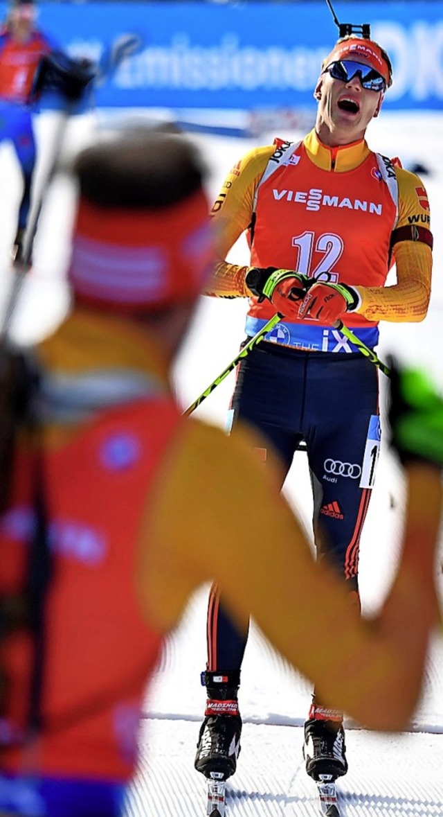 Sieger Arnd Peiffer verfolgt, wie Team...Doll (rechts) die Ziellinie berquert.  | Foto: BARBARA GINDL (AFP)