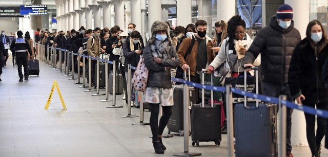 Lange Schlangen im  Bahnhof St. Pancra...ollen viele Menschen London verlassen.  | Foto: Stefan Rousseau (dpa)