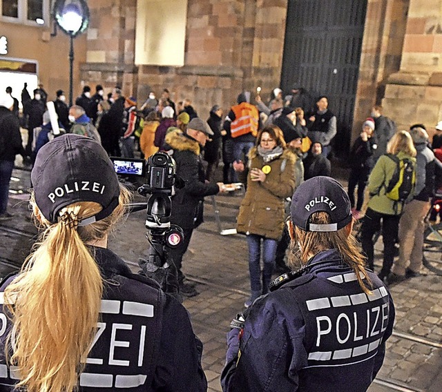 Bis in den Abend hinein war die Polizei in Freiburgs Innenstadt im Einsatz.   | Foto: Rita Eggstein