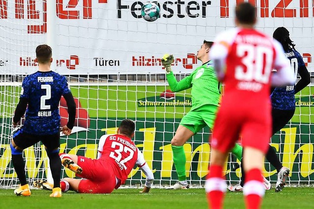 Per Flugkopfball berwindet Vincenzo G...gen Alexander Schwolow im Hertha-Tor.   | Foto: SC Freiburg/Achim Keller