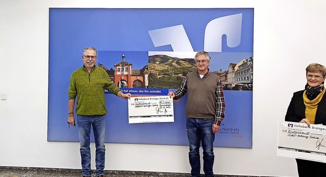 Karl-Heinz Dreher, Vorstandsvorsitzend...n Ulrike Brnsen, Carl-Helbing-Schule.  | Foto: Volksbank Breisgau Nord