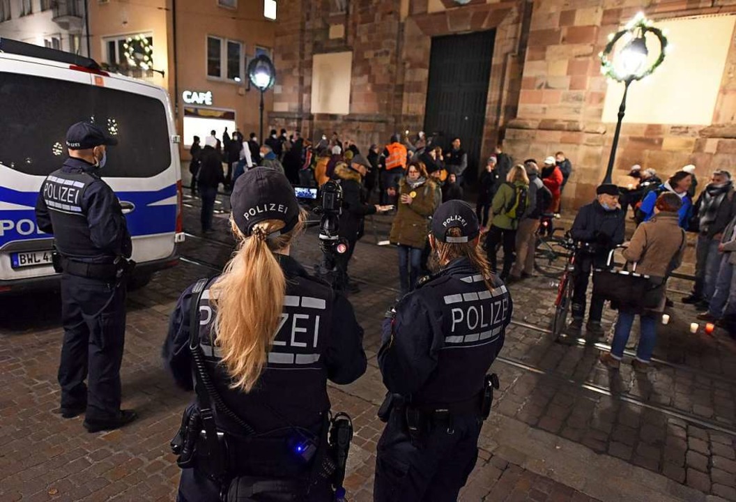 Whrend der &#8222;Querdenker&#8220;-D...on rund 150 Teilnehmenden aufgenommen.  | Foto: Rita Eggstein