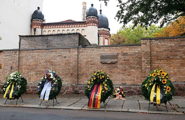 Krnze zum Gedenken an die Opfer des a...ktober 2020 vor der Synagoge in Halle.  | Foto: Hendrik Schmidt (dpa)