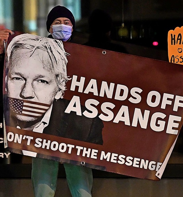 Protest fr die Freilassung von Julian Assange in Brssel.  | Foto: JOHN THYS (AFP)