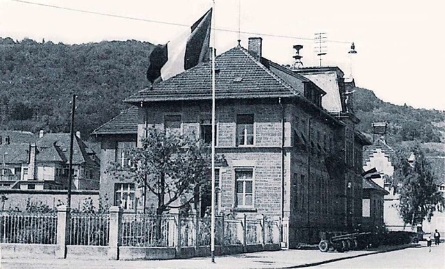 Das Grenzacher Schulhaus im Jahr 1945 mit den dort aufgestellten Kanonen.  | Foto: H. Karcheter