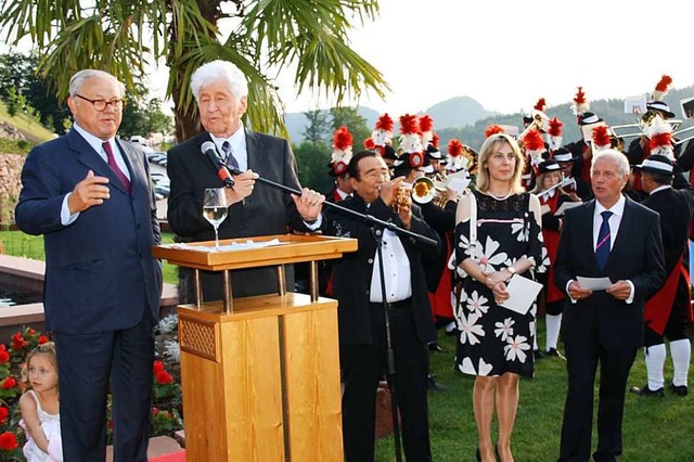 Gotthilf Fischer (rechts am Rednerpult... sowie Birgit und Meinrad Schmiederer.  | Foto: Hotel Dollenberg