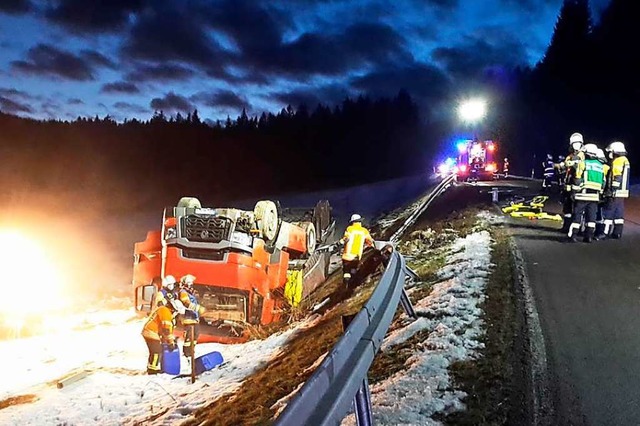 Rund 900 Liter Diesel-Kraftstoff hat d...des Lastwagens vorsorglich abgepumpt.   | Foto: Feuerwehr St. Blasien