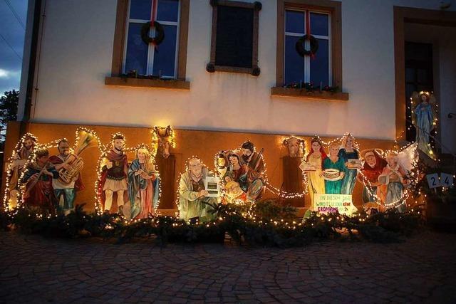 Ein weihnachtliches Wandgemlde von Petra Heck zeigt echte Menschen aus Adelhausen