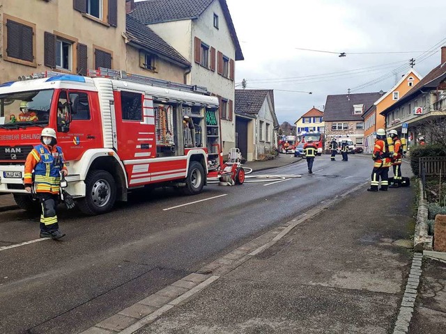 Rund 40 Feuerwehrleute waren in Bahlin...sache fr die Rauchentwicklung heraus.  | Foto: Ruth Seitz