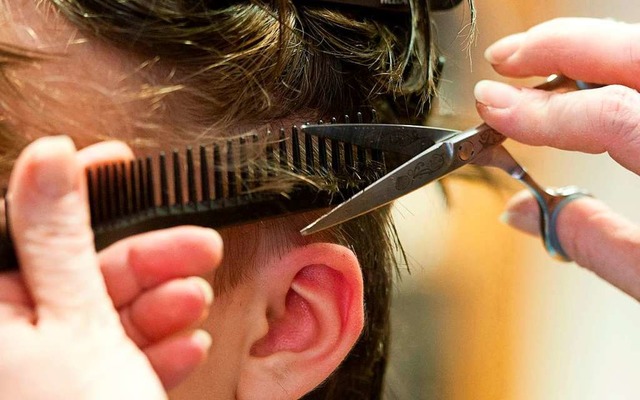 Weil Haare stndig  wachsen, mssen sie ab und an geschnitten werden.  | Foto: Sebastian Kahnert (dpa)