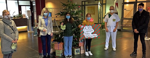 Nicole Walter, Kerstin Harms,  Hartmut...00 selbstgebastelten Weihnachtsengeln.  | Foto: Helios Klinik Mllheim