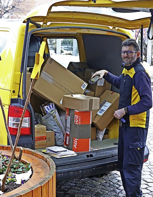 Die Postzusteller, wie Rainer Baumgrt...e Verteilung von Briefen und Paketen.   | Foto: Dorothe Kuhlmann